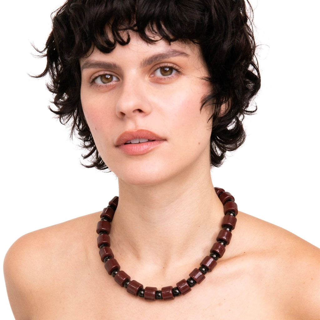 WALNUT & ONYX SUNDRY.  BEAD TWO.