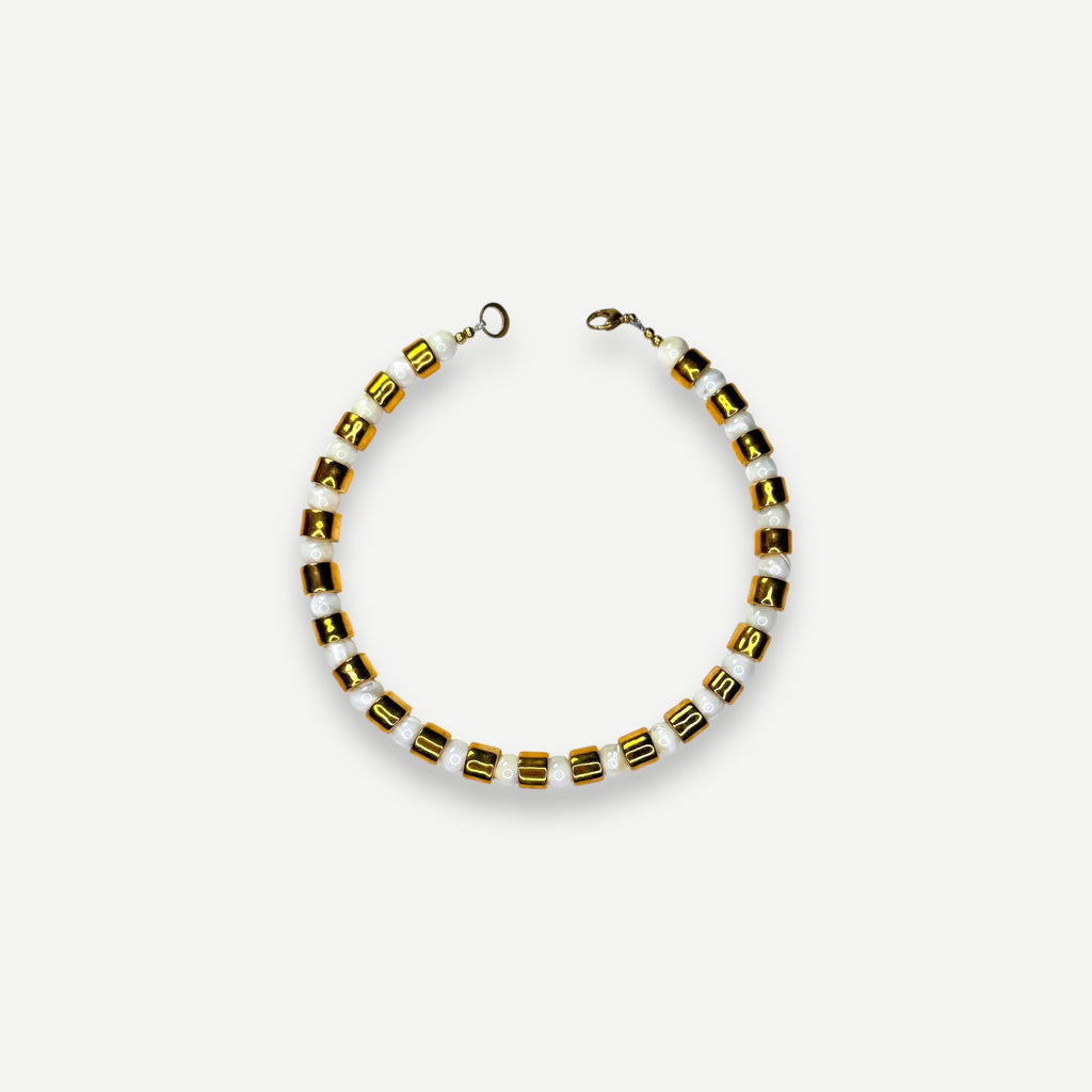 KARAT & MOTHER OF PEARL SUNDRY.  BEAD ONE.