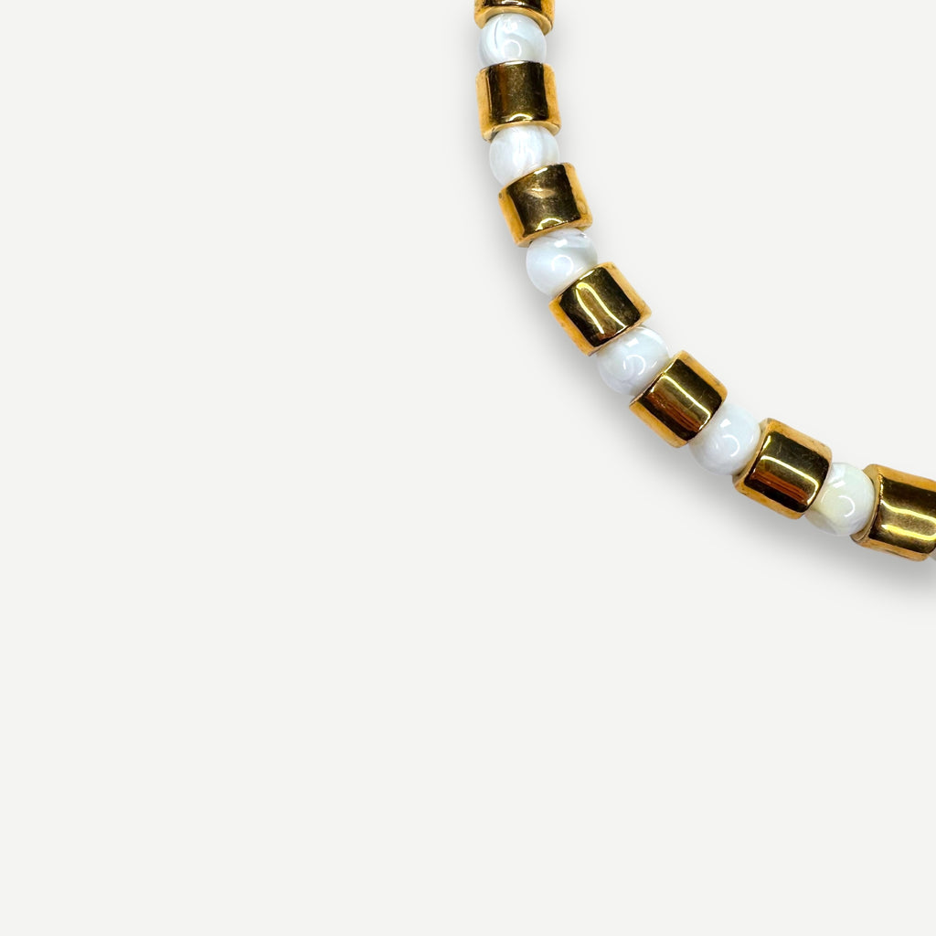 KARAT & MOTHER OF PEARL SUNDRY.  BEAD ONE.